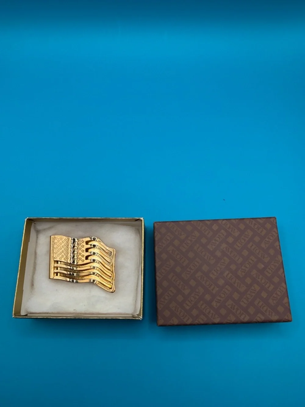 Avon Gold-Tone Wave Flag Design Money Clip in original package